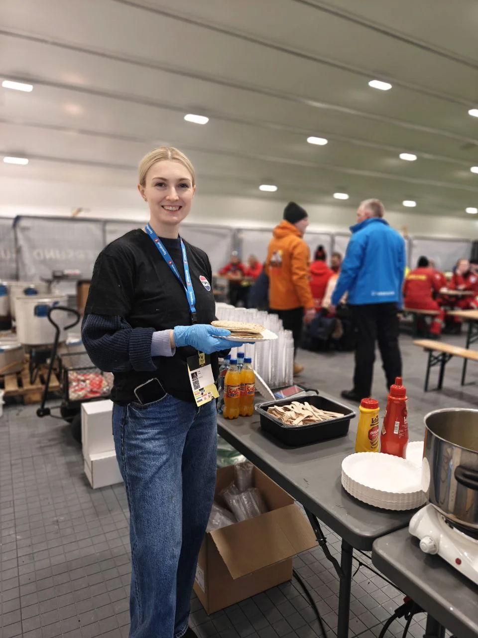 Frivillig som bidrar med matservering på et arrangement